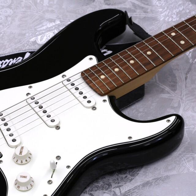 Mustavalkoinen Fender Stratocaster